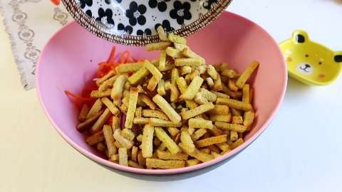 Быстрый салат "Карусель" за 5 минут: с копчёной курицей, корейский морковью и сухариками 6 Быстрый салат "Карусель" за 5 минут: с копчёной курицей, корейский морковью и сухариками