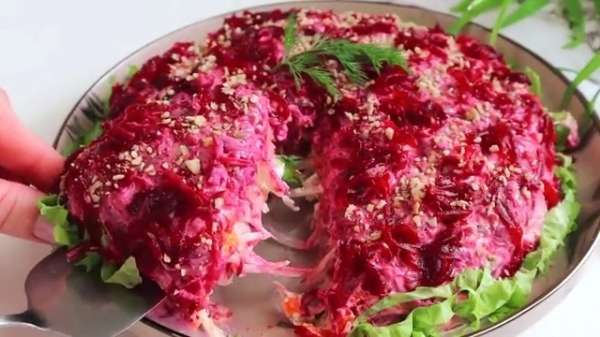 Салат из свеклы, курицы и соленых огурцов