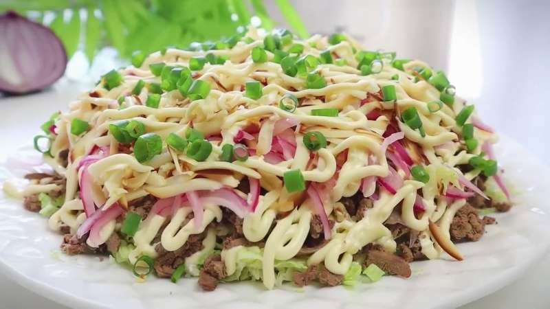 Салат с куриной печенью и пекинской капустой