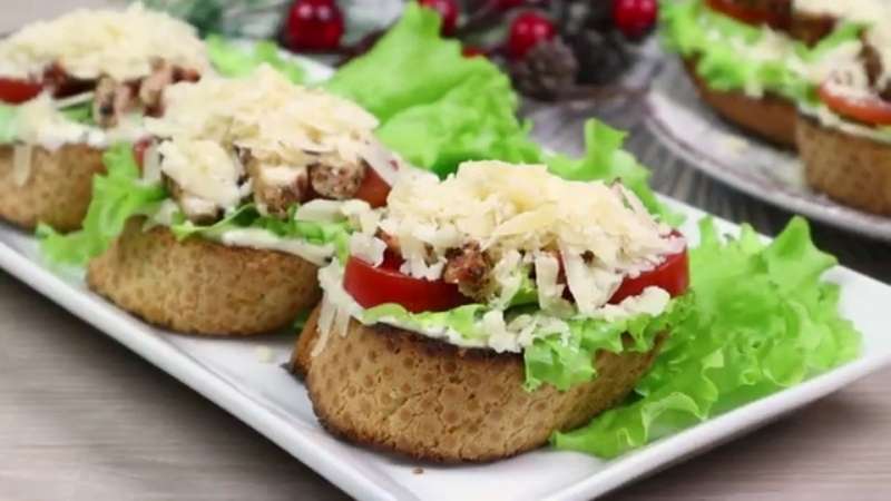 Брускетта с курицей и помидорами черри