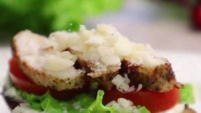 Брускетта с курицей и помидорами черри