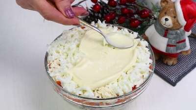 Салат «Мимоза» с плавленным сырком и оливками: классика с ноткой оригинальности