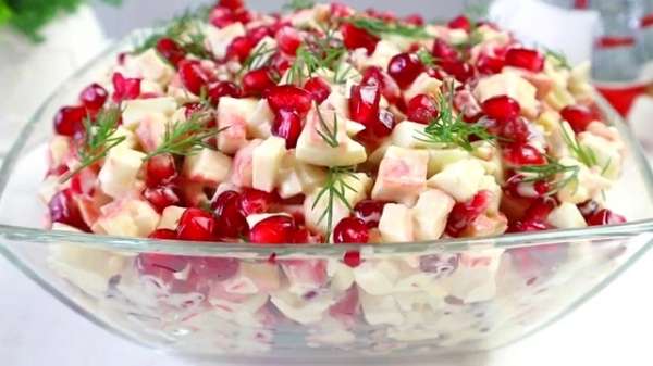Новогодний салат из крабовых палочек с гранатом и яйцами