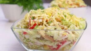 Салат из пекинской капусты с крабовыми палочками кукурузой и сухариками