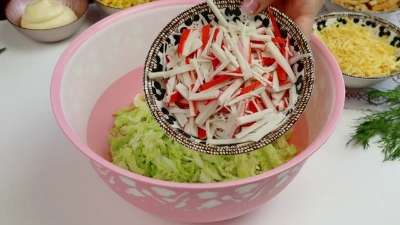 Быстрый салат из пекинской капусты с крабовыми палочками, сухариками и кукурузой 3 Быстрый салат из пекинской капусты с крабовыми палочками, сухариками и кукурузой