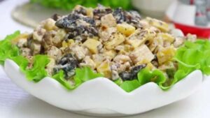 Салат Грация с курицей черносливом орехами ананасами и сыром
