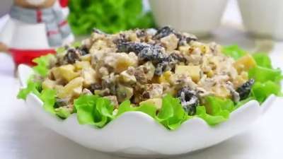 Новогодний салат "Грация" с курицей, черносливом, сыром и орехами