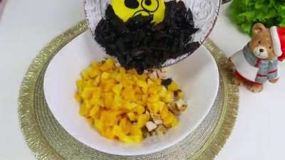 Новогодний салат "Грация" с курицей, черносливом, сыром и орехами