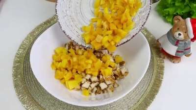 Новогодний салат "Грация" с курицей, черносливом, сыром и орехами