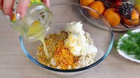 Закусочные шарики из курицы с грецким орехом и сыром в кокосовой стружке