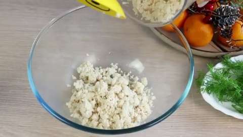 Закусочные шарики из курицы с грецким орехом и сыром в кокосовой стружке