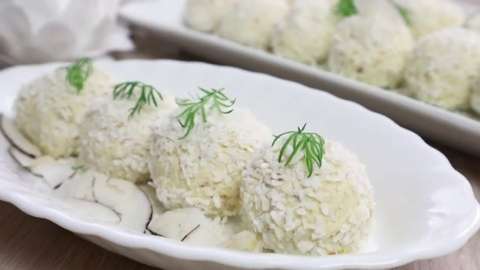 Закусочные шарики из курицы с грецким орехом и сыром в кокосовой стружке