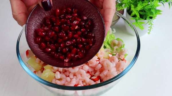 Салат "Стрелы Амура" просто бомба: капуста, креветки, ананас, гранат – пошаговый рецепт с фото