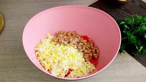 Простой салат "Дружба" из доступных продуктов: морковь,яйца и плавленый сырок