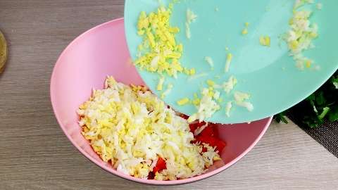 Простой салат "Дружба" из доступных продуктов: морковь,яйца и плавленый сырок