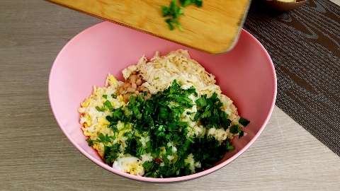 Простой салат "Дружба" из доступных продуктов: морковь,яйца и плавленый сырок