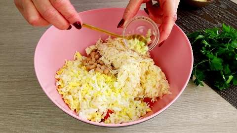 Простой салат "Дружба" из доступных продуктов: морковь,яйца и плавленый сырок