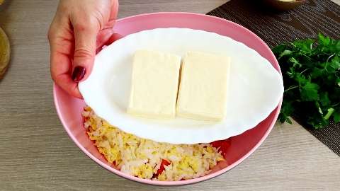 Простой салат "Дружба" из доступных продуктов: морковь,яйца и плавленый сырок