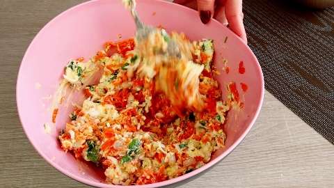 Простой салат "Дружба" из доступных продуктов: морковь,яйца и плавленый сырок
