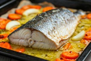 Хек в духовке с овощами и сметаной рецепт
