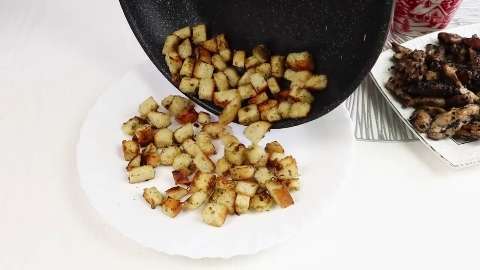 Как салат "Цезарь" ,но намного проще!! Салат с курицей, сухариками и сырными шариками