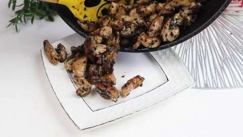 Как салат "Цезарь" ,но намного проще!! Салат с курицей, сухариками и сырными шариками