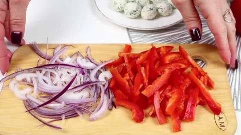 Как салат "Цезарь" ,но намного проще!! Салат с курицей, сухариками и сырными шариками