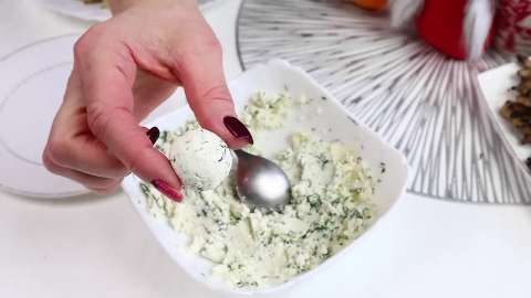 Как салат "Цезарь" ,но намного проще!! Салат с курицей, сухариками и сырными шариками