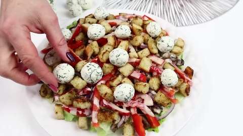 Как салат "Цезарь" ,но намного проще!! Салат с курицей, сухариками и сырными шариками