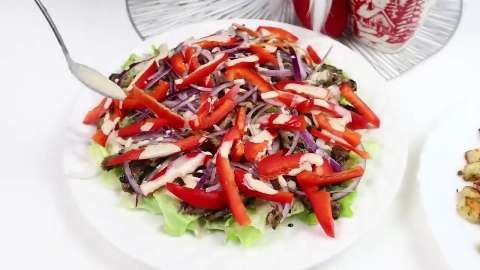 Как салат "Цезарь" ,но намного проще!! Салат с курицей, сухариками и сырными шариками