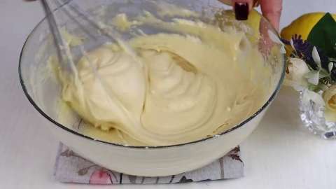 Быстрый Лимонный пирог с изюмом и сметанной заливкой: простой рецепт в духовке