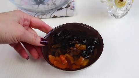 Быстрый Лимонный пирог с изюмом и сметанной заливкой: простой рецепт в духовке