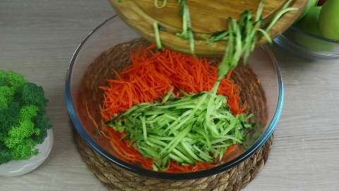 Быстрый салатик "Шустрик" на скорую руку: морковь, огурец, сыр и чеснок