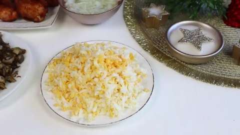 Праздничный салат "Чародейка" с ананасами, курицей и грибами!
