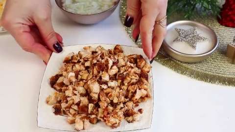 Праздничный салат "Чародейка" с ананасами, курицей и грибами!
