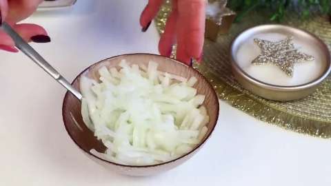Праздничный салат "Чародейка" с ананасами, курицей и грибами!