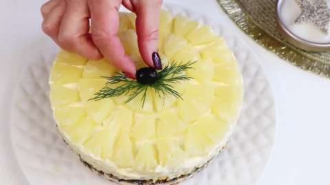 Праздничный салат "Чародейка" с ананасами, курицей и грибами!