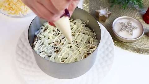 Праздничный салат "Чародейка" с ананасами, курицей и грибами!