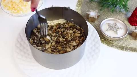Праздничный салат "Чародейка" с ананасами, курицей и грибами!
