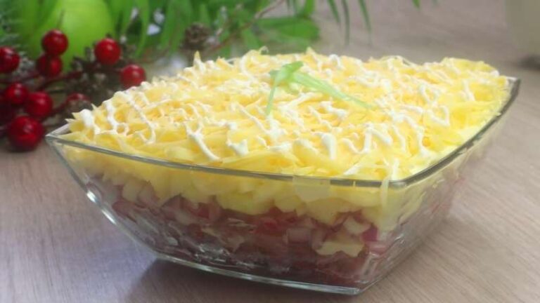 Салат с колбасой,яблоком, сыром и маринованным луком Королевский шарм