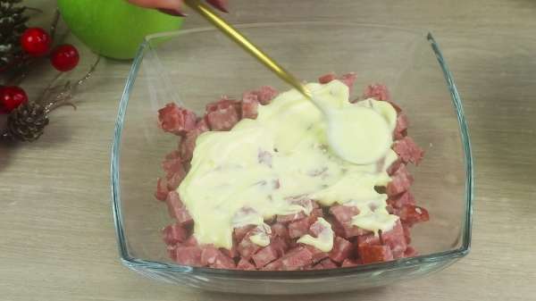 Простой салат с колбасой, яблоком, сыром и маринованным луком – "Королевский Шарм"