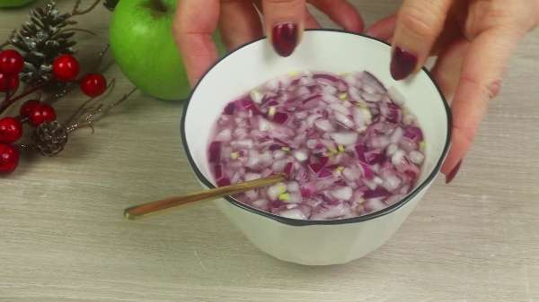 Простой салат с колбасой, яблоком, сыром и маринованным луком – "Королевский Шарм"