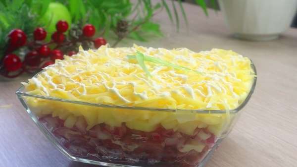 Простой салат с колбасой, яблоком, сыром и маринованным луком – "Королевский Шарм"