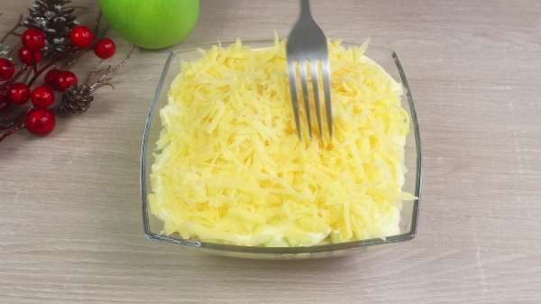 Простой салат с колбасой, яблоком, сыром и маринованным луком – "Королевский Шарм"