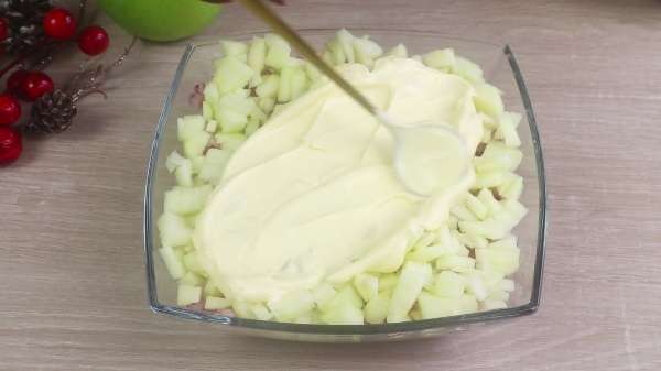 Простой салат с колбасой, яблоком, сыром и маринованным луком – "Королевский Шарм"