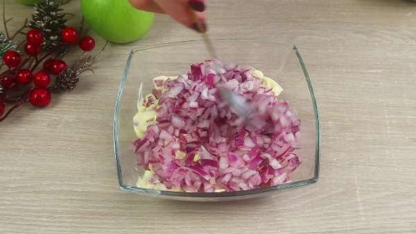 Простой салат с колбасой, яблоком, сыром и маринованным луком – "Королевский Шарм"