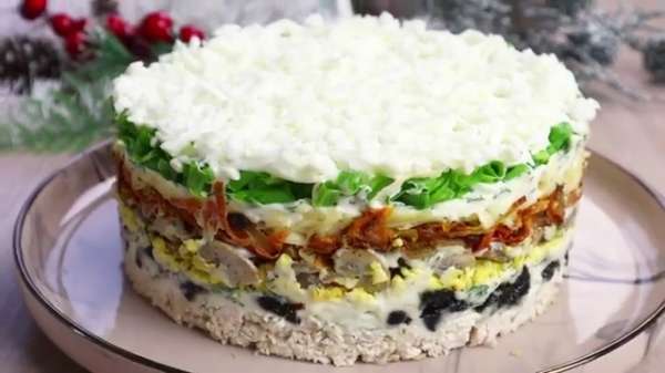 Салат с курицей черносливом и грибами