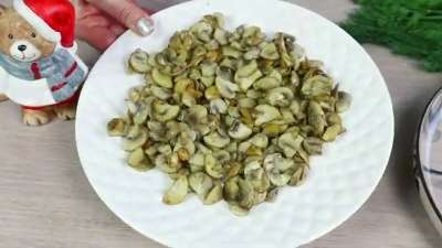 Салат с курицей, черносливом и грибами — «Снежный лес» 2 Салат с курицей, черносливом и грибами — «Снежный лес»