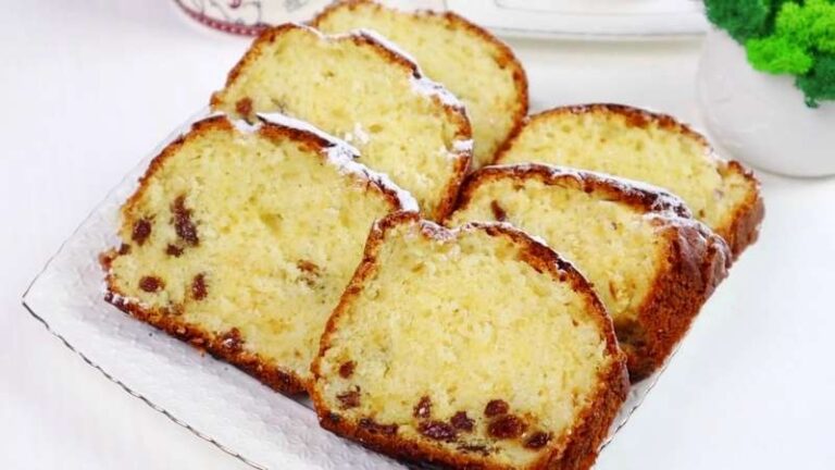 Кекс на сметане с кокосовой стружкой и изюмом