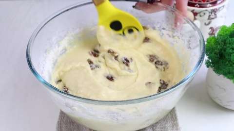 Кекс на сметане с кокосовой стружкой и изюмом